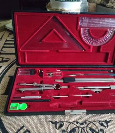 Compas anciens et accessoires dans un coffret écrin