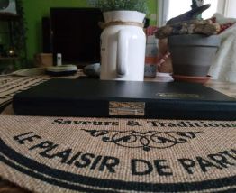 Compas anciens et accessoires dans un coffret écrin