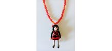 Collier Playmobil, perles rouges, figurine rouge, noire