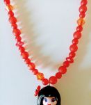 Collier Playmobil, perles rouges, figurine rouge, noire