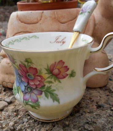 TASSE QUEEN'S PORCELAINE JULY TBE 