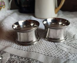Paire de ronds de serviettes anciens métal argenté chiffrés 