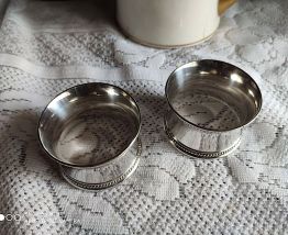 Paire de ronds de serviettes anciens métal argenté chiffrés 