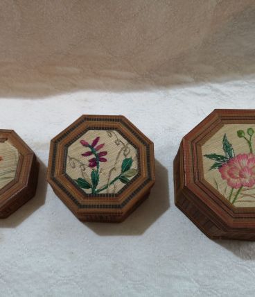 LOT 3 PETITES Boites bois  tissus et Broderies