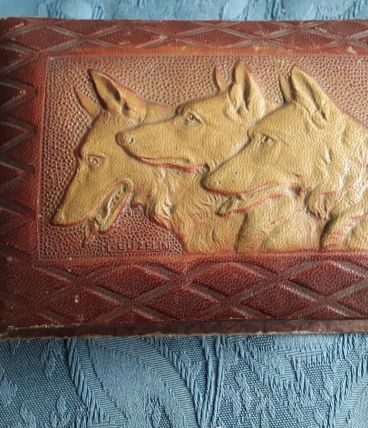 Boîte à cartes en cuir  repoussé 