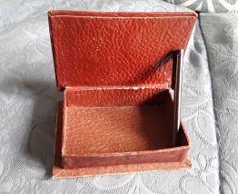 Boîte à cartes en cuir  repoussé 