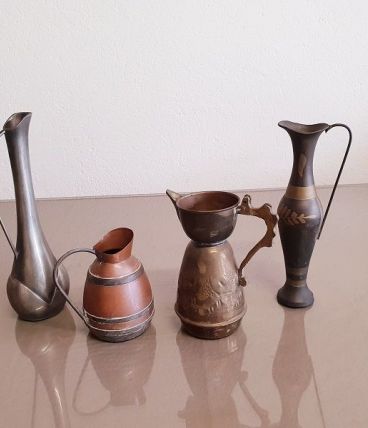Lot de 4 jolis pichets en cuivre gravés( ref K12)