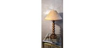 lampe bois tourné avec veinage marquer et abat jour rotin 19