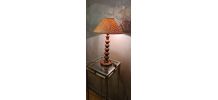 lampe bois tourné avec veinage marquer et abat jour rotin 19
