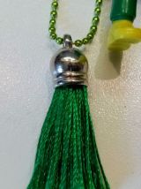 Collier Playmobil vert clair et foncé à pompon