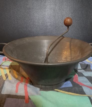 ancien grand presse-purée de cuisine à manivelle 