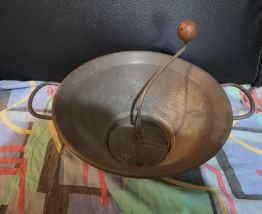 ancien grand presse-purée de cuisine à manivelle 