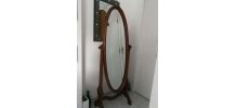Grand miroir en bois à bascule posé sur pied 