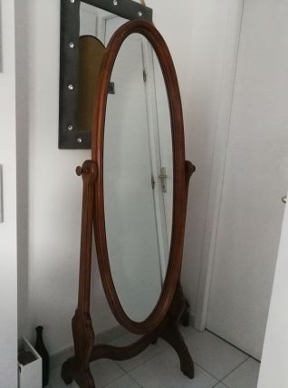 Grand miroir en bois à bascule posé sur pied 