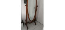Grand miroir en bois à bascule posé sur pied 