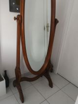 Grand miroir en bois à bascule posé sur pied 