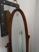 Grand miroir en bois à bascule posé sur pied 
