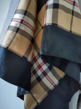 Foulard écharpe carrée carreaux écossaises tartan satinée