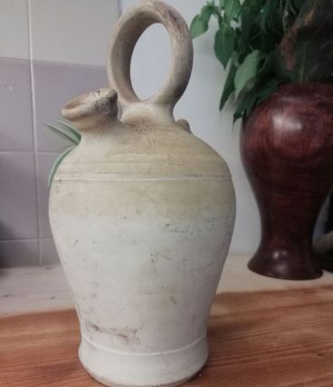 Cruche ancienne en terre cuite typique