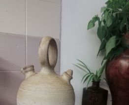 Cruche ancienne en terre cuite typique