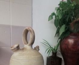 Cruche ancienne en terre cuite typique