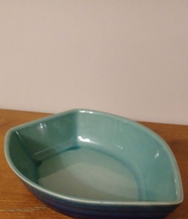 Plat céramique en forme de bateau