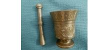mortier et pilon en laiton , vintage