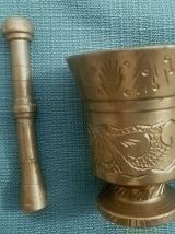 mortier et pilon en laiton , vintage