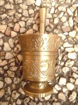 mortier et pilon en laiton , vintage