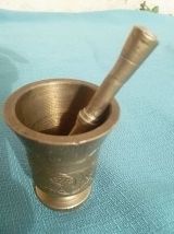 mortier et pilon en laiton , vintage