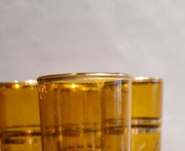 7 verres ambrée et dorure et ciselé 18x5 , 1960