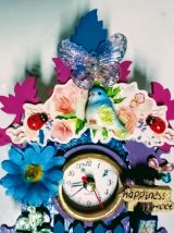 Horloge murale à coucou en bois et techniques mixtes