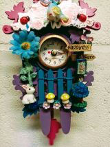 Horloge murale à coucou en bois et techniques mixtes