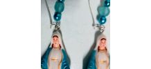 Boucles d'oreilles vierge Marie, statuettes résine et perles