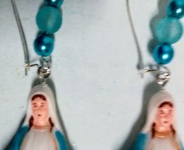 Boucles d'oreilles vierge Marie, statuettes résine et perles