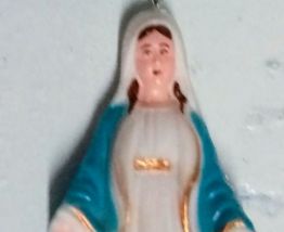 Boucles d'oreilles vierge Marie, statuettes résine et perles