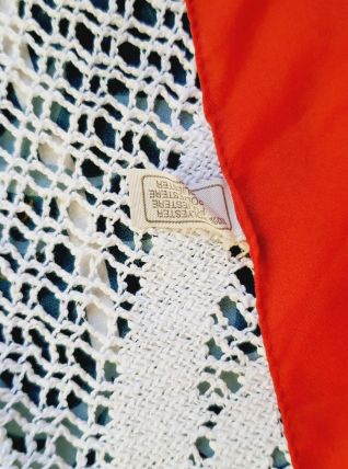 Foulard en polyester dominante rouge décor marine 
