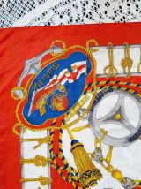 Foulard en polyester dominante rouge décor marine 