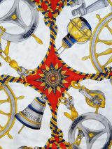 Foulard en polyester dominante rouge décor marine 