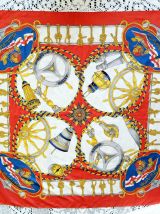 Foulard en polyester dominante rouge décor marine 