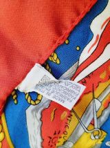 Foulard en polyester dominante rouge décor marine 