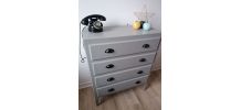 Commode vintage relookée avec poignées coquilles noir mat 