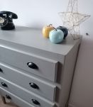 Commode vintage relookée avec poignées coquilles noir mat 