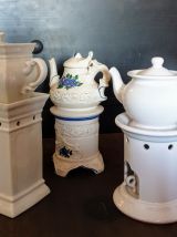 Trois tisanières en porcelaine 