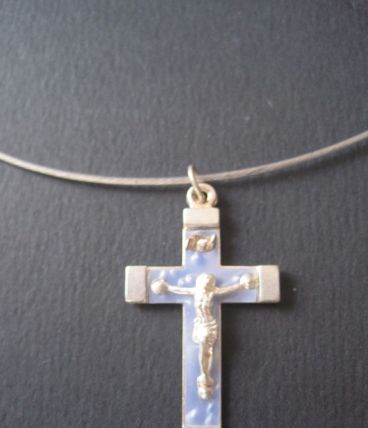 Tour du cou acier avec pendentif croix couleur bleue 
