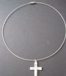 Tour du cou acier avec pendentif croix couleur bleue 