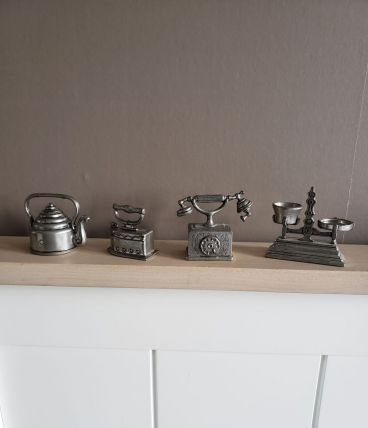 4 miniatures en étain 97% état neuf