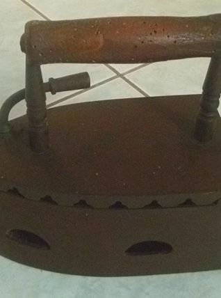 ancien fer a repasser a braises , vintage