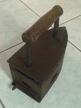 ancien fer a repasser a braises , vintage