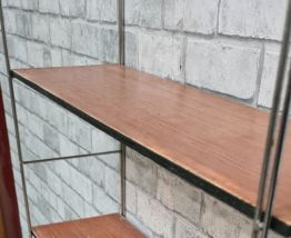 etagere  string  bois  bonne etat pour son age montant fer c